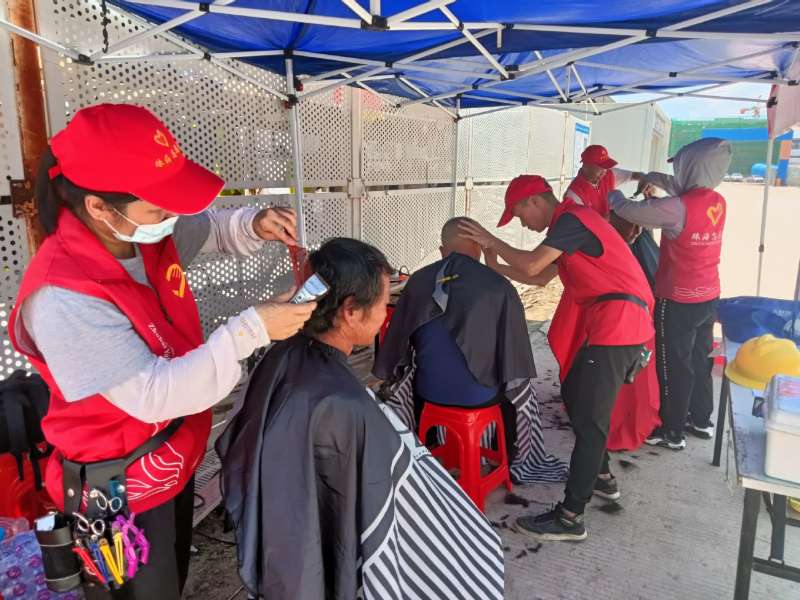 愛心義剪送上門！他們?yōu)?00多名建設(shè)者解決“頭等”煩惱